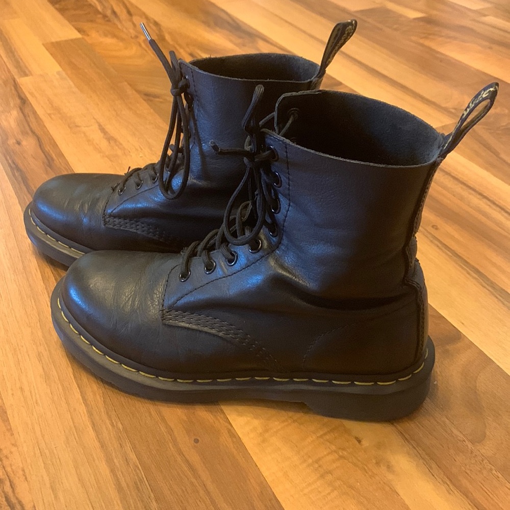 1460 Pascal 8-Eye Boot size 8 US